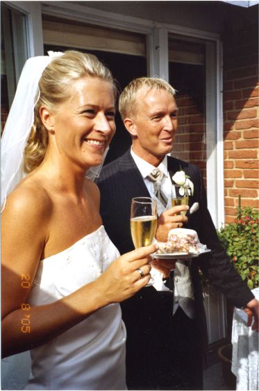 Ahh   bryllupskage og champagne