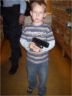 Peter var på besøg på Pouls politistation, og her fik han lov til at holde en rigtig pistol i hånden.